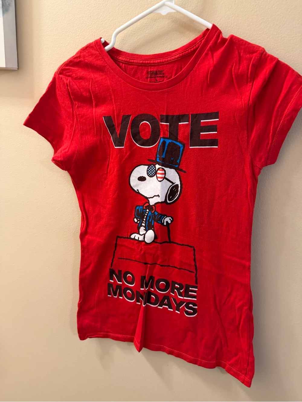Peanuts Red Snoopy "Vote No More Mondays" Graphic Tee size L